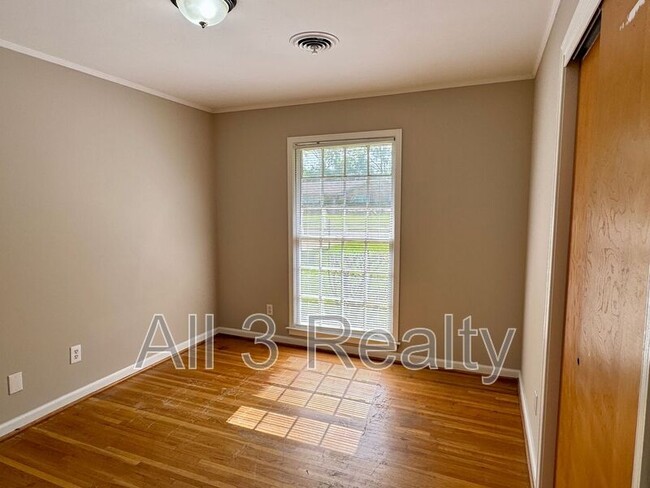 Building Photo - 3253 Windwood Dr