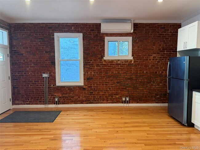 Building Photo - 562 39th St