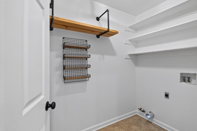 Building Photo - 2725 Valley Forge Dr