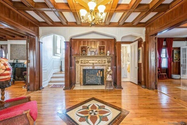 Building Photo - 161 W Beech St