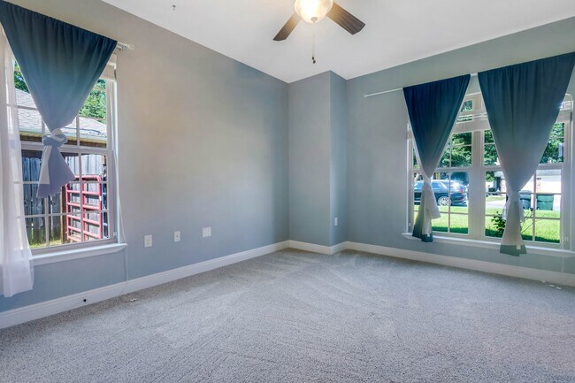 Building Photo - 651 Powell Dr NE