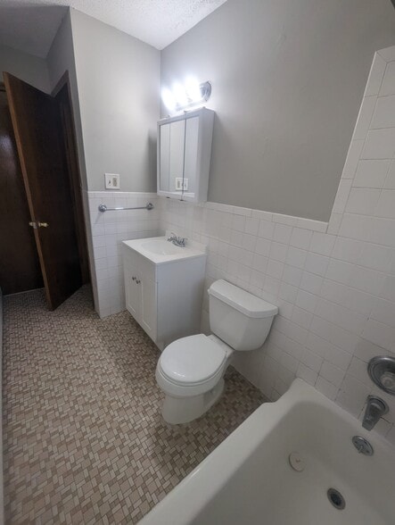 Building Photo - 281 Augur St