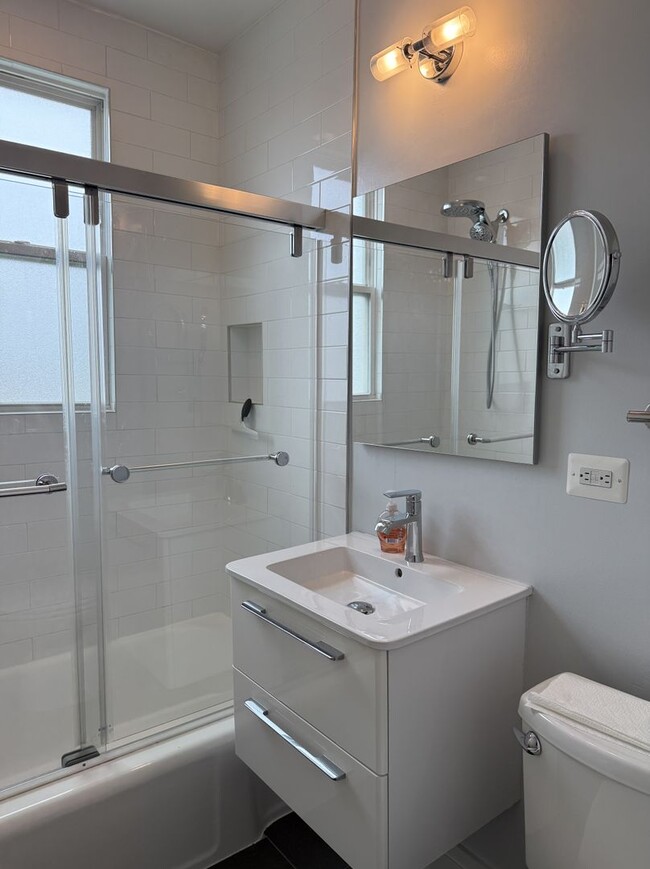 Building Photo - Bright Top-Floor 1BR Condo in Columbia Hei...