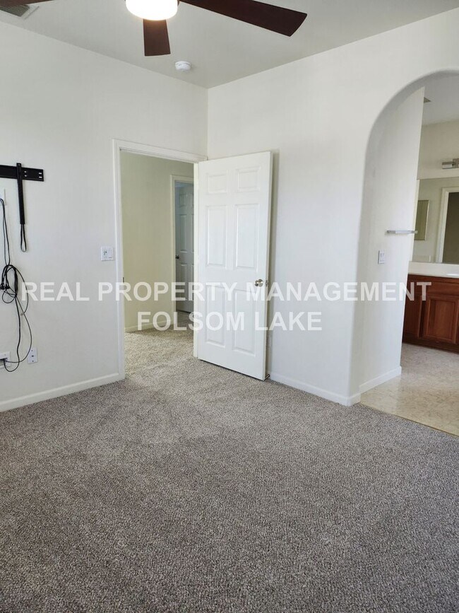 Building Photo - 3 bedrooms 2.5 bathroom split level home