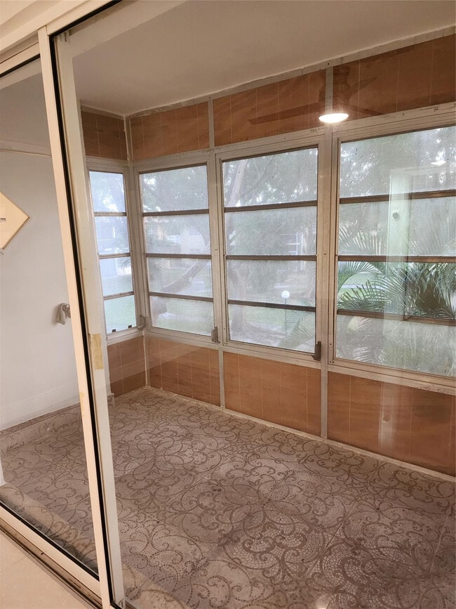 Building Photo - 5140 SW 40th Ave