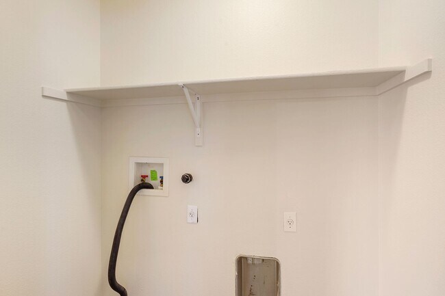Building Photo - 270 Littler Dr SE