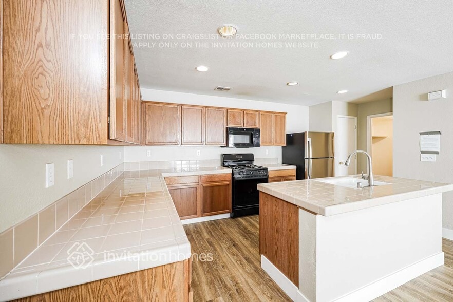 Building Photo - 3043 Roadrunner Dr