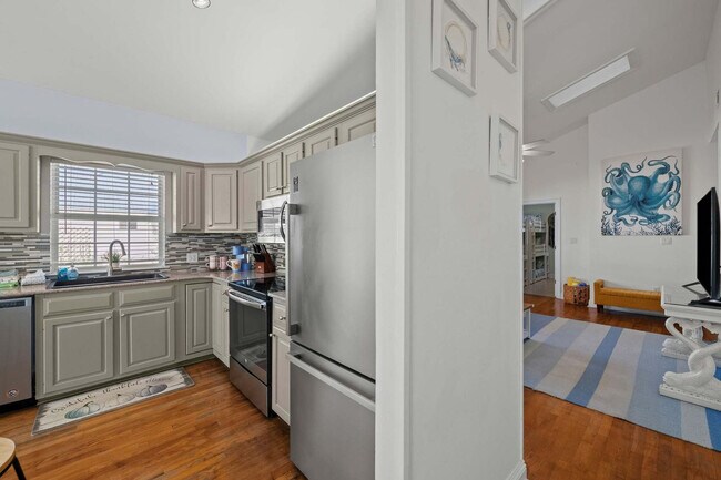 Building Photo - 4431 Luke Ave