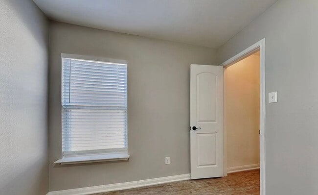 Building Photo - MOVE IN READY