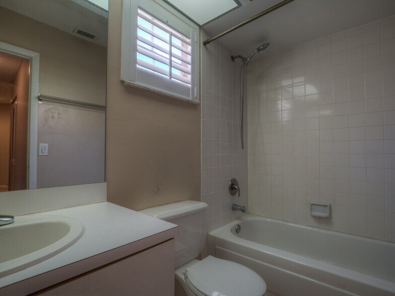 Building Photo - 4900 NW 56th St