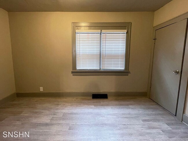 Building Photo - 2 br, 1 bath House - 422 E Locust