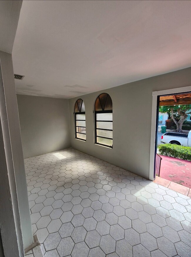 Building Photo - 2369 SW 17th St