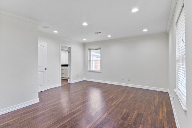 Building Photo - 1918 Crestdale Dr