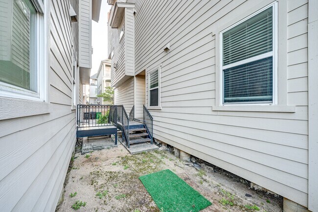 Building Photo - 1325 W 24th St