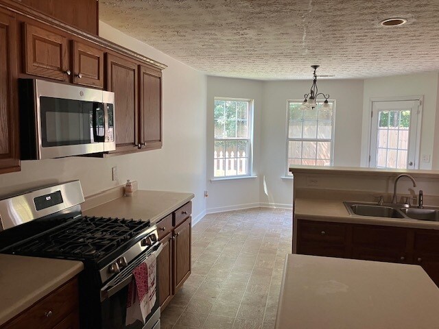Building Photo - 819 Roxholly Ln