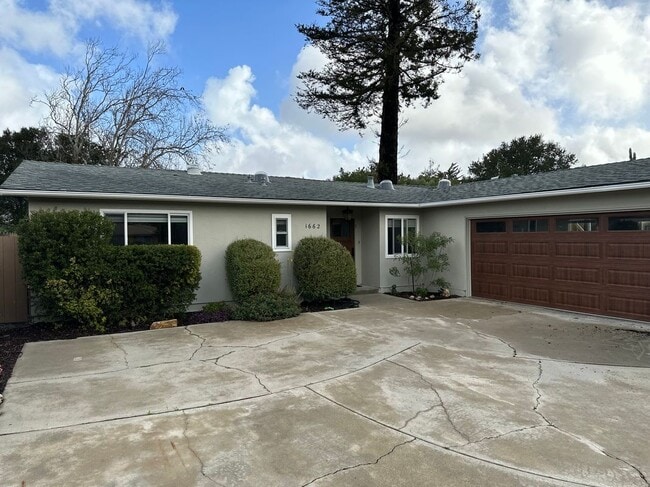 Primary Photo - 1662 Royal Way