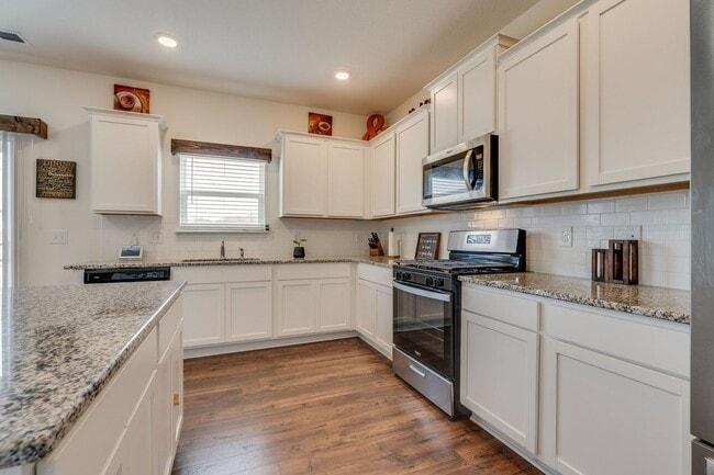 Building Photo - 4 bed/2.5 bath in Kingsport, TN