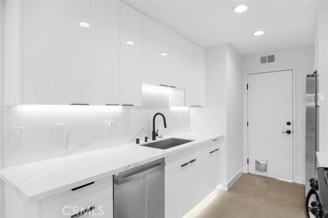 Building Photo - 7435 Shadyglade Ave