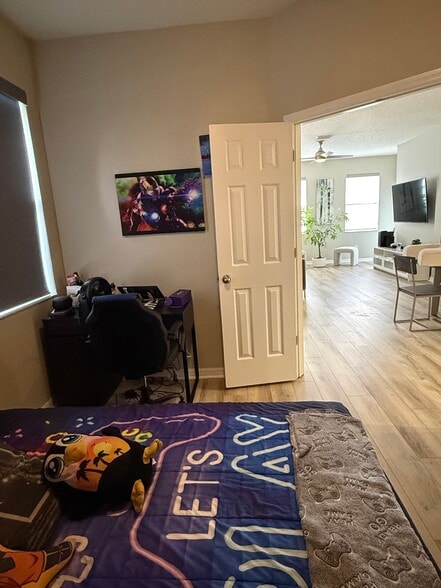 Guest bedroom 1 facing entrance - 9410 Georgian Park Ln