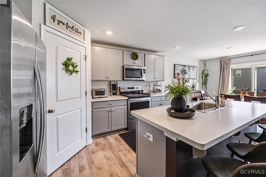 Building Photo - 7980 Uplands Dr
