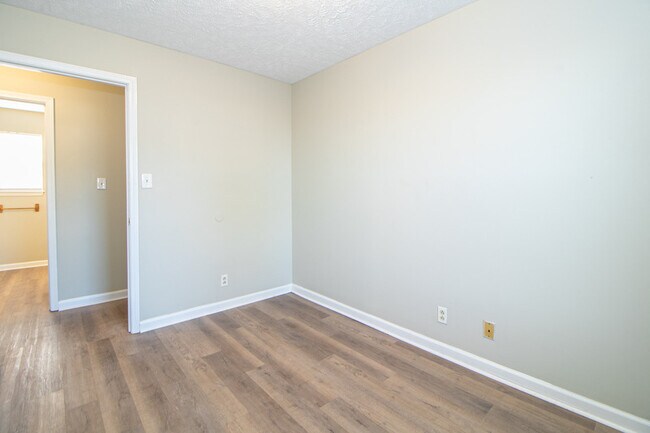 Building Photo - 670 Artic Ave