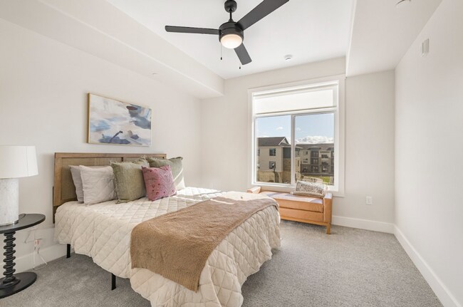 Building Photo - Lincoln Crossing Apartments Unit 1305