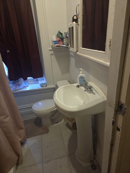 Bathroom - 226 Clymer St