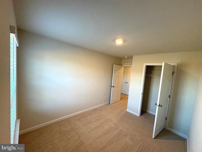 Building Photo - 155 Rae Ct