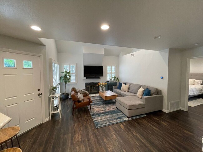Building Photo - **Coming Soon** 2-Level Loft Condo with Re...
