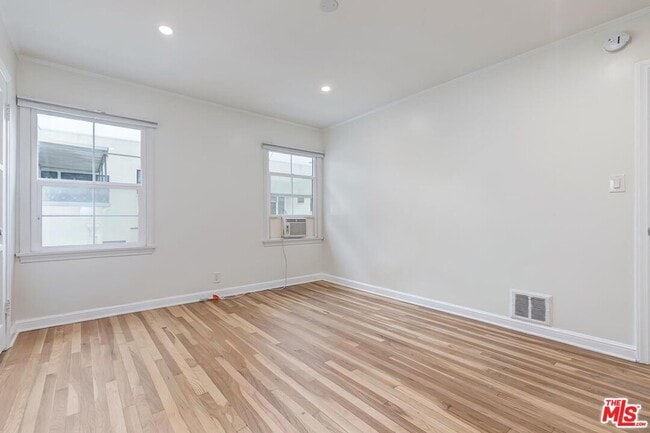 Building Photo - 405-404 Shirley Pl