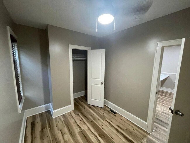 Building Photo - 946 Sigsbee St SE