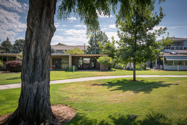 Building Photo - Furnished Townhouse On Hillcrest Country Club