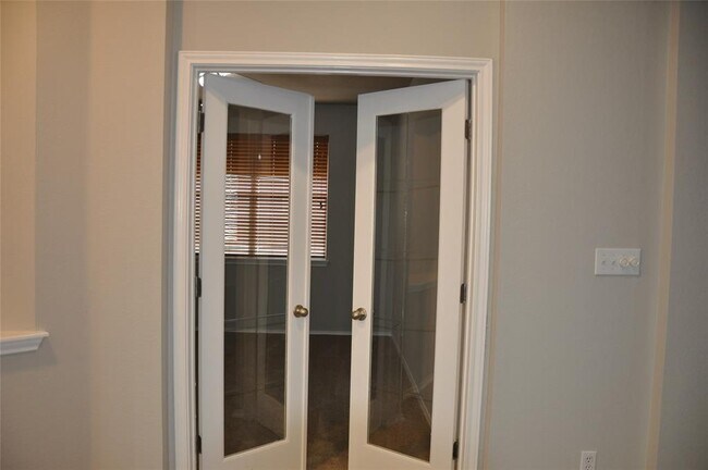 Building Photo - 507 Las Colinas Dr