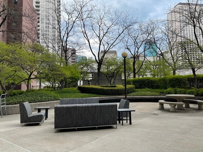 Building Photo - 10 E Ontario St