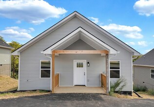 Building Photo - CONVENIENCE!!!!