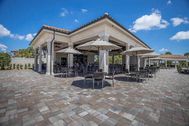 Poolside Tiki Bar - 17006 Vardon Ter