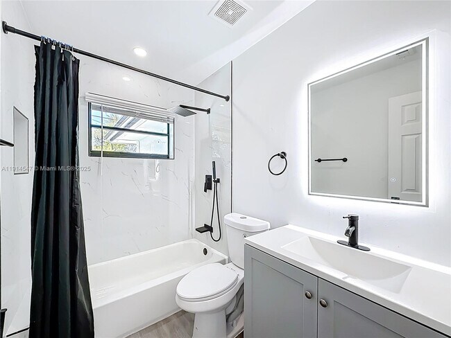 Building Photo - 600 N 66 Terrace