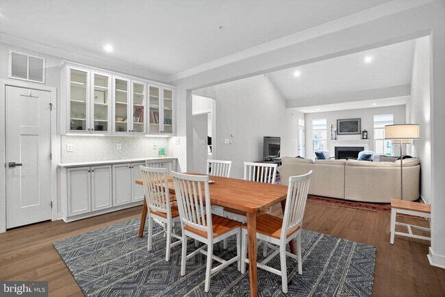 Building Photo - 701 Cascade Way