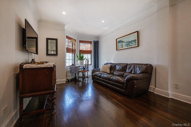 Building Photo - 26 Pondfield Rd