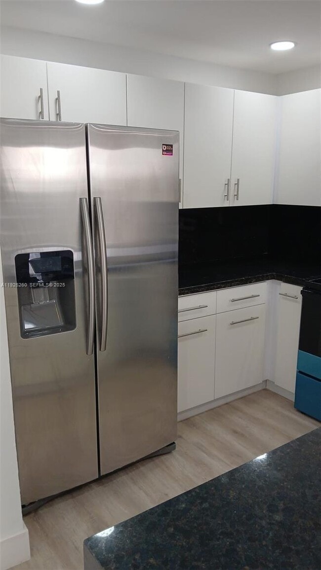 Building Photo - 9682 Fontainebleau Blvd