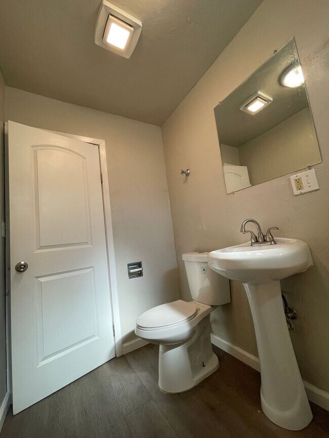 Building Photo - 1137 Jones Ave