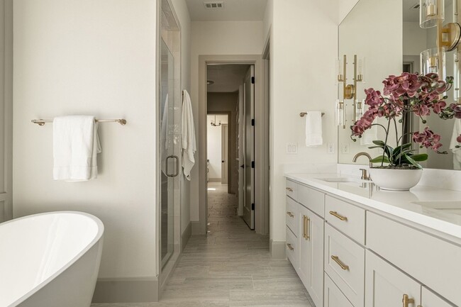 Building Photo - 317 Travis St