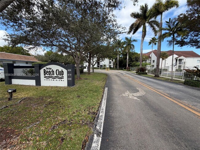 Building Photo - 649 E Sheridan St