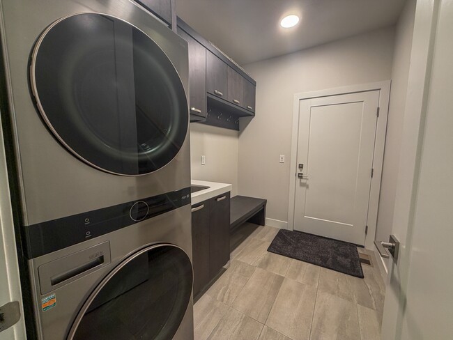 Building Photo - 5979 E Big Horn Pkwy