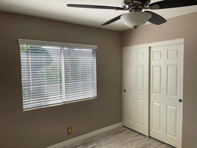 Building Photo - Spacious 4 Bedroom Townhouse Style Condo i...