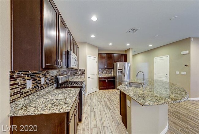Building Photo - Northwest 4 bedroom!