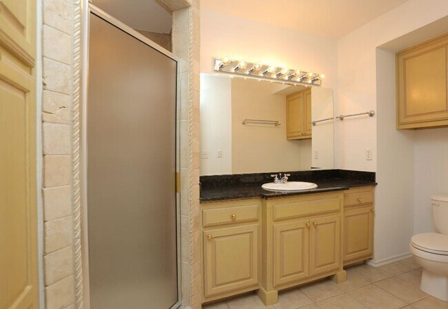 Building Photo - Beautiful large 2-bedroom 2 baths with 1 car garage in Mid Town Tulsa!!