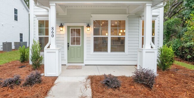 Building Photo - Modern New Build Minutes from Downtown Cha...