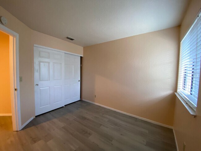 Building Photo - Spacious 2-Story in Laguna Park Village