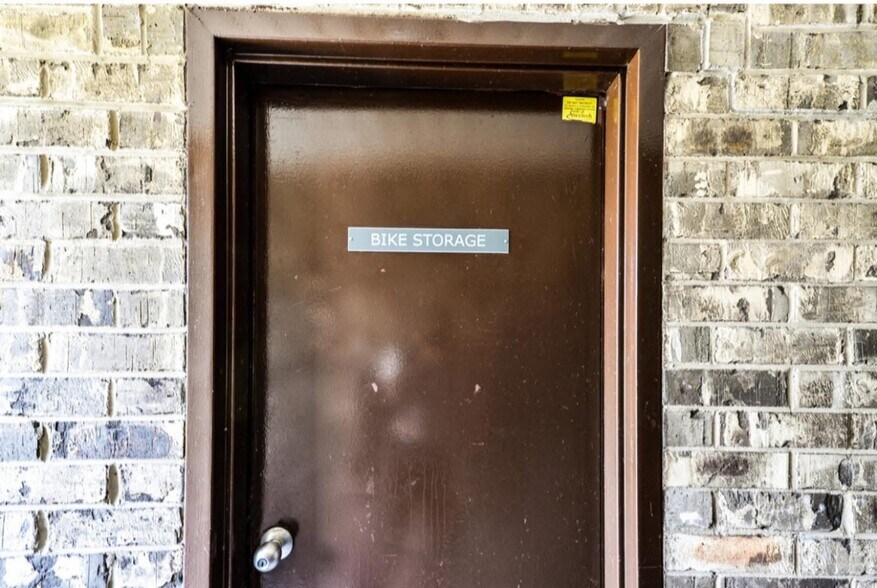Building Photo - 2600 Brookwood Way Dr